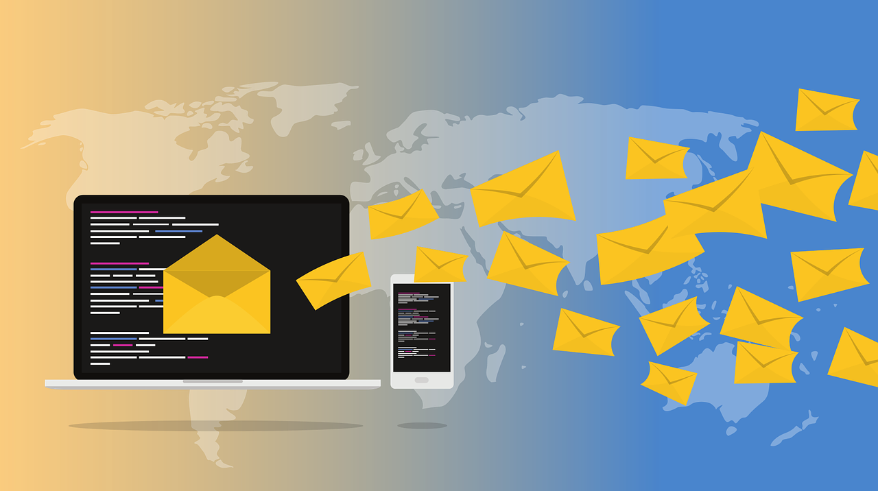 Email marketing- na slici su prikazani laptop i telefon i gomila koverti koje izlaze iz njih