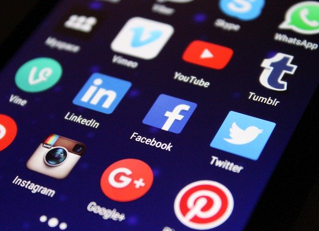 Social Media Marketing- ekran menija telefona na kom se nalaze aplikacije društvenih mreža